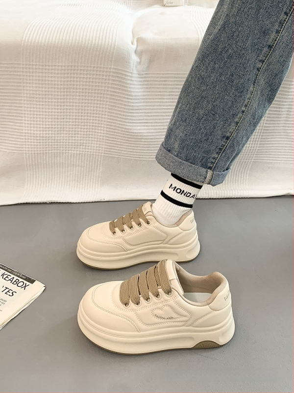 Populaarsed valged kingad naistele 2025. aasta kevadel uued platvormiga paksu tallaga mitmekülgsed vabaaja sporditossud, mis tõstavad kõrgust leivakõrguse kingadena