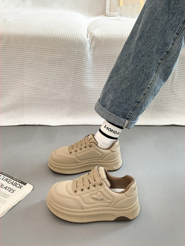 Populaarsed valged kingad naistele 2025. aasta kevadel uued platvormiga paksu tallaga mitmekülgsed vabaaja sporditossud, mis tõstavad kõrgust leivakõrguse kingadena