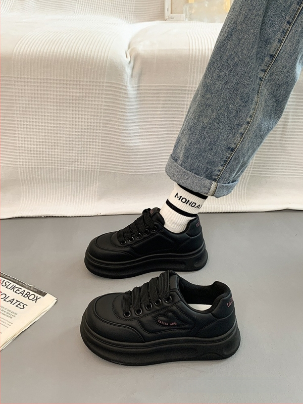 Populaarsed valged kingad naistele 2025. aasta kevadel uued platvormiga paksu tallaga mitmekülgsed vabaaja sporditossud, mis tõstavad kõrgust leivakõrguse kingadena