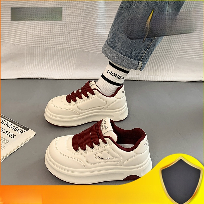 Populaarsed valged kingad naistele 2025. aasta kevadel uued platvormiga paksu tallaga mitmekülgsed vabaaja sporditossud, mis tõstavad kõrgust leivakõrguse kingadena