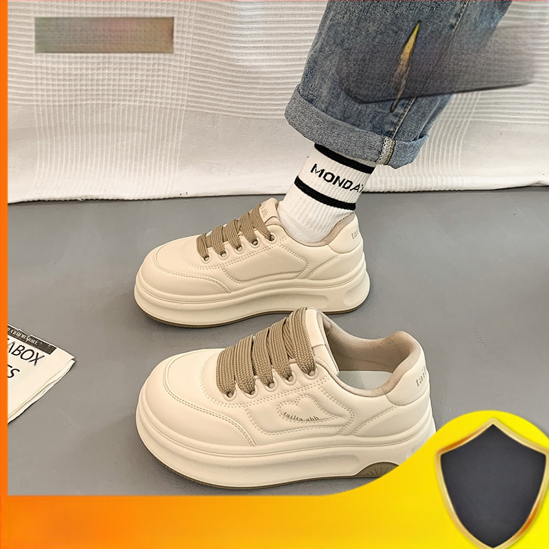 Populaarsed valged kingad naistele 2025. aasta kevadel uued platvormiga paksu tallaga mitmekülgsed vabaaja sporditossud, mis tõstavad kõrgust leivakõrguse kingadena