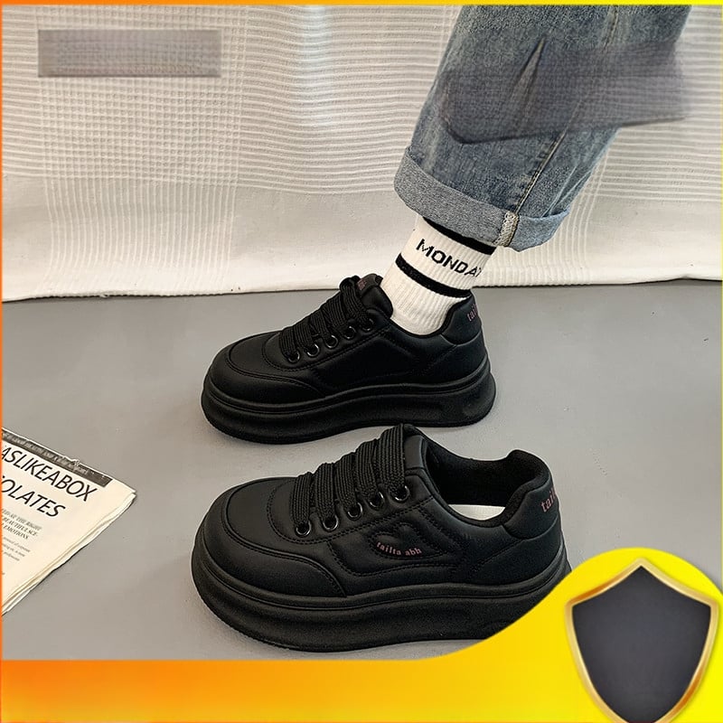 Populaarsed valged kingad naistele 2025. aasta kevadel uued platvormiga paksu tallaga mitmekülgsed vabaaja sporditossud, mis tõstavad kõrgust leivakõrguse kingadena