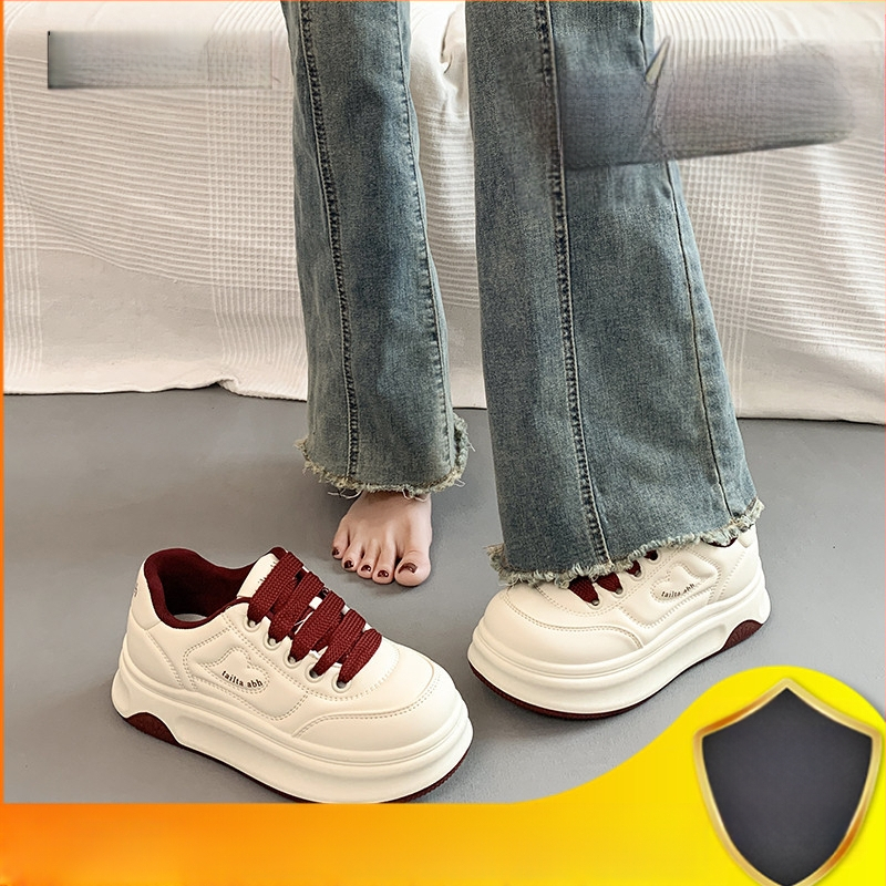 Populaarsed valged kingad naistele 2025. aasta kevadel uued platvormiga paksu tallaga mitmekülgsed vabaaja sporditossud, mis tõstavad kõrgust leivakõrguse kingadena