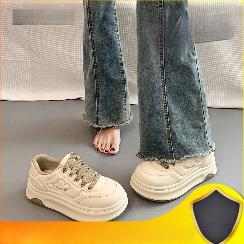 Populaarsed valged kingad naistele 2025. aasta kevadel uued platvormiga paksu tallaga mitmekülgsed vabaaja sporditossud, mis tõstavad kõrgust leivakõrguse kingadena