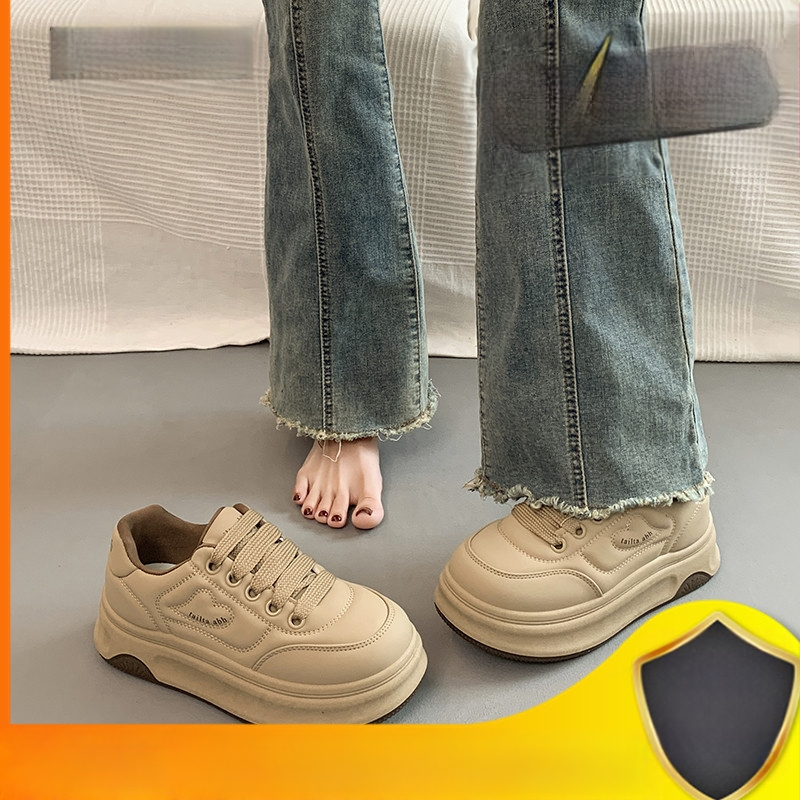 Populaarsed valged kingad naistele 2025. aasta kevadel uued platvormiga paksu tallaga mitmekülgsed vabaaja sporditossud, mis tõstavad kõrgust leivakõrguse kingadena