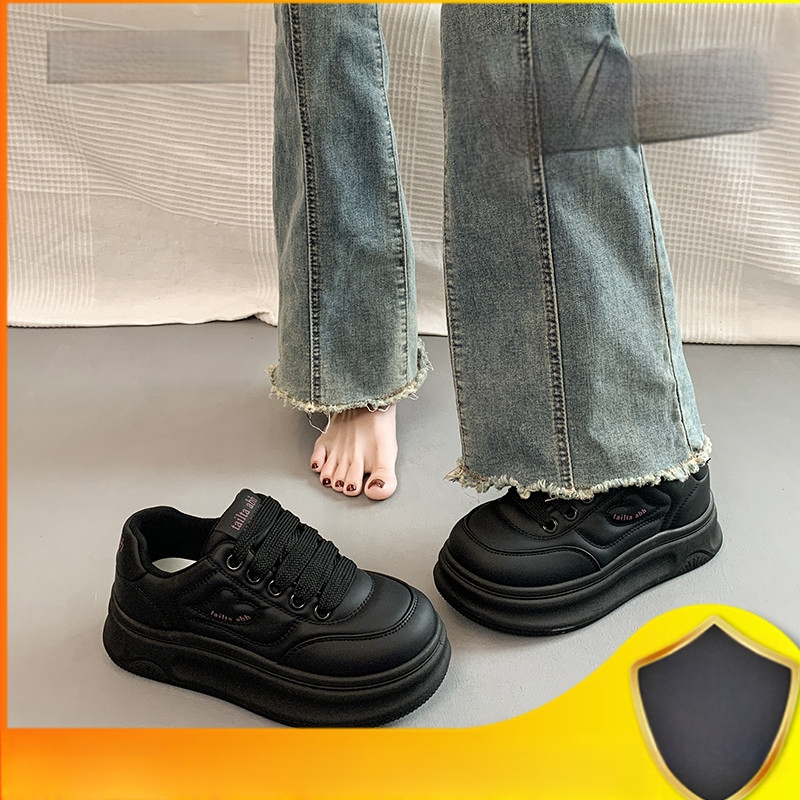 Populaarsed valged kingad naistele 2025. aasta kevadel uued platvormiga paksu tallaga mitmekülgsed vabaaja sporditossud, mis tõstavad kõrgust leivakõrguse kingadena