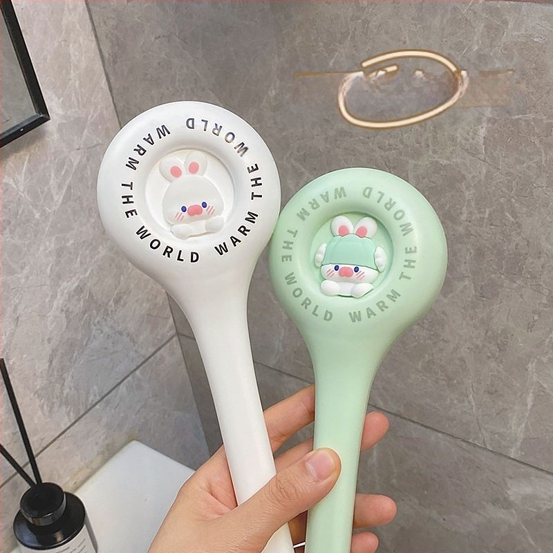 Mergaitiškas vonios šepetys su ilga rankena, minkštais šereliais, tinkantis maudynėms ir nugaros šveitimui, parduodamas didmenine ir tiesiogine prekyba mergaitiško stiliaus.