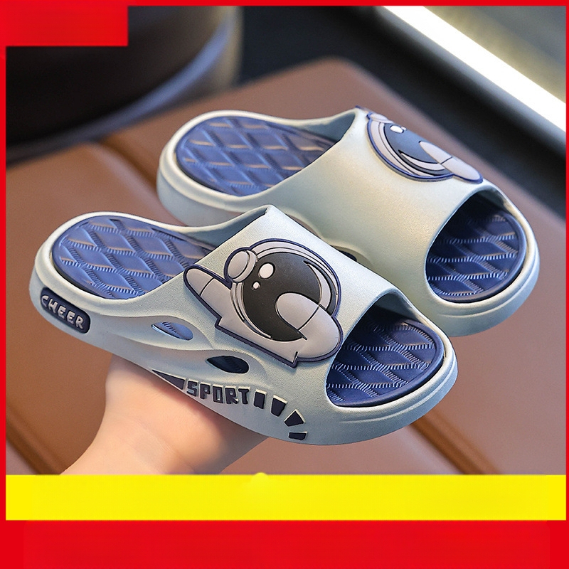 Vaikiškos basutės ir šlepetės, minkšto dugno, skirtos tėvams ir vaikams, naujos, suaugusiesiems skirtos, vasariškos, animacinių filmukų stiliaus, neslystančios, namų, vonios, vonios kambario ir lauko pojūčio.