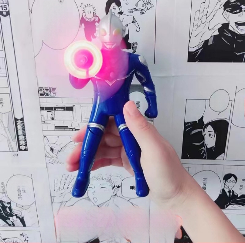 Mini „Ultraman“ šviečiantis ventiliatorius, rankomis sukamas elektrinis ventiliatorius, mažas rankinis, rankomis presuotas „Superman“ patogus rankinis ventiliatorius