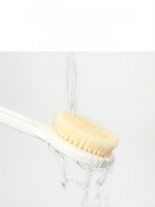 Vonios šepetys su ilgu kotu ir minkštais šereliais maudynėms, nugaros šveitimui ir valymui