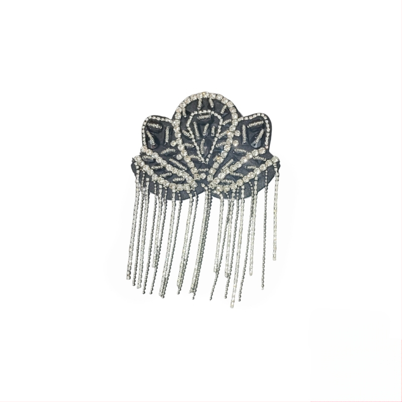 Tarpvalstybinė Europa ir Jungtinės Valstijos, nauji pankroko stiliaus kutais puošti antpečiai, medžiaginiai lipdukai, sunkioji pramonė, rankų darbo karoliukai, madingi sceniniai drabužiai, aksesuarai