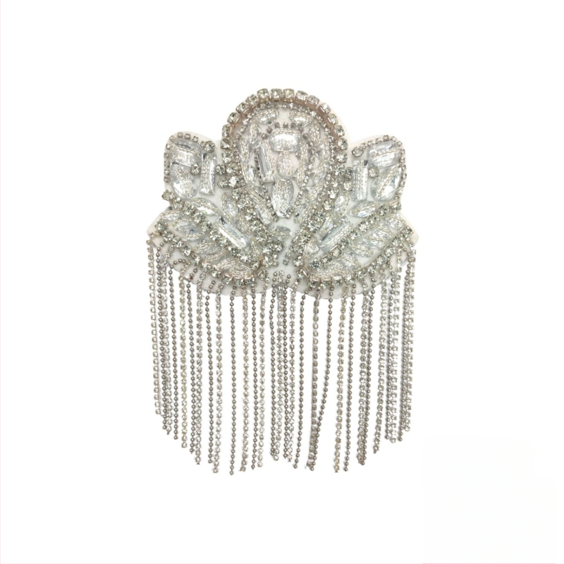 Tarpvalstybinė Europa ir Jungtinės Valstijos, nauji pankroko stiliaus kutais puošti antpečiai, medžiaginiai lipdukai, sunkioji pramonė, rankų darbo karoliukai, madingi sceniniai drabužiai, aksesuarai