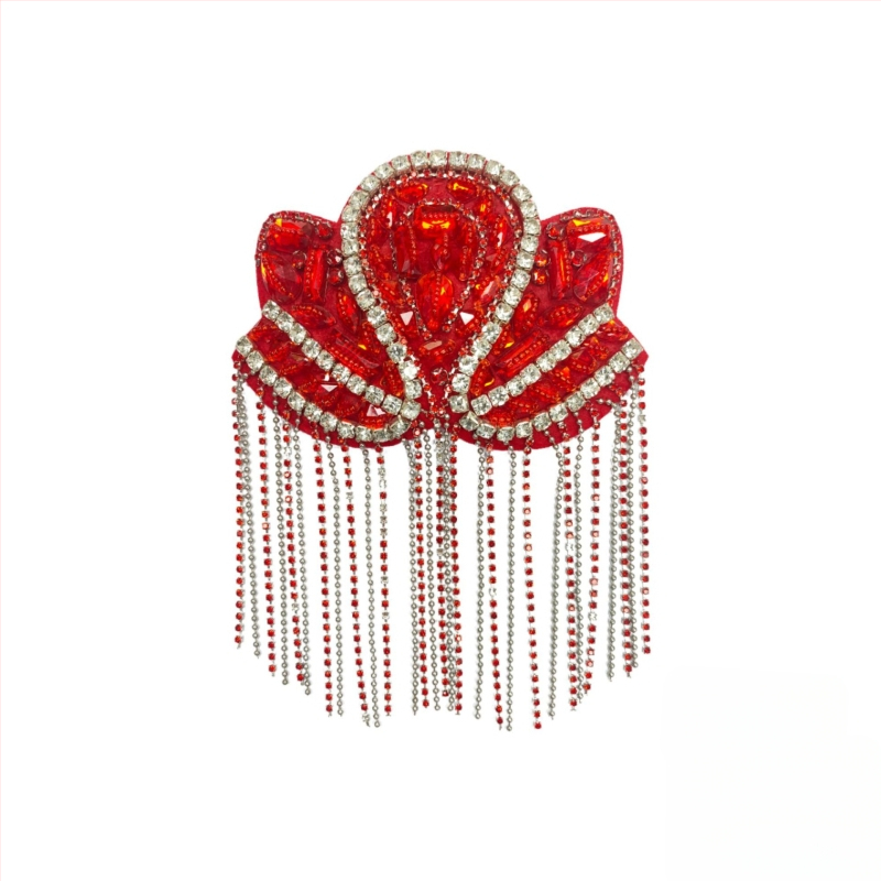 Tarpvalstybinė Europa ir Jungtinės Valstijos, nauji pankroko stiliaus kutais puošti antpečiai, medžiaginiai lipdukai, sunkioji pramonė, rankų darbo karoliukai, madingi sceniniai drabužiai, aksesuarai