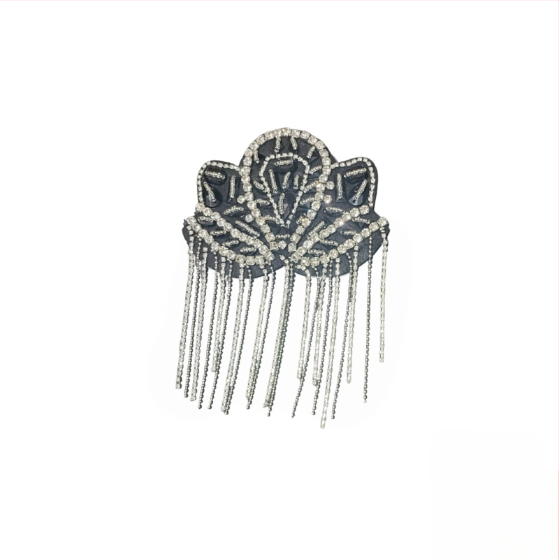 Tarpvalstybinė Europa ir Jungtinės Valstijos, nauji pankroko stiliaus kutais puošti antpečiai, medžiaginiai lipdukai, sunkioji pramonė, rankų darbo karoliukai, madingi sceniniai drabužiai, aksesuarai