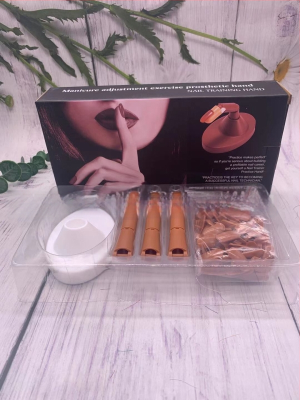 Tarpvalstybinis manikiūro atlikimas. Protezinė ranka. Lankstus, judantis sąnario modelis. Protezinė ranka. 100 vinių.