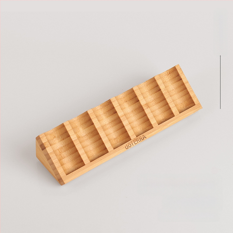 Allika eeterlike õlide riiul lauaarvutile Mini kolmnurkne eeterlike õlide pudelite hoiustamise ja viimistlusega alus bambusest ja puidust eeterlike õlide pudelite huulepulga vitriin