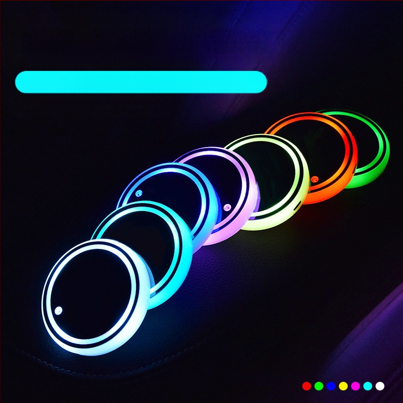 Auto helendav värviline LED-tassimatt libisemiskindla matiga helendav auto automaatne induktsioondekoratiivne atmosfäärivalgus