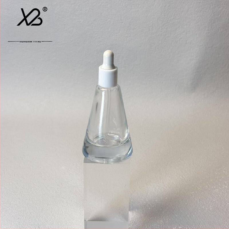 Jaunums noliktavā 20 ml matētas tējas koniskā pudele ar biezu dibenu, smidzināšanas pudele ar pilinātāju, ēteriskās eļļas smaržu pudele, esences apakšpudele