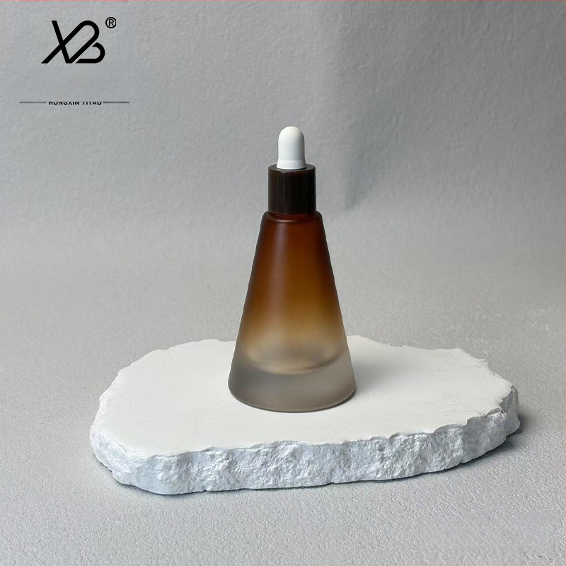 Jaunums noliktavā 20 ml matētas tējas koniskā pudele ar biezu dibenu, smidzināšanas pudele ar pilinātāju, ēteriskās eļļas smaržu pudele, esences apakšpudele