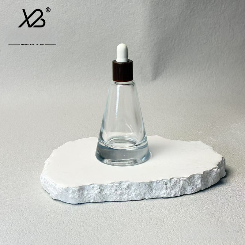 Jaunums noliktavā 20 ml matētas tējas koniskā pudele ar biezu dibenu, smidzināšanas pudele ar pilinātāju, ēteriskās eļļas smaržu pudele, esences apakšpudele