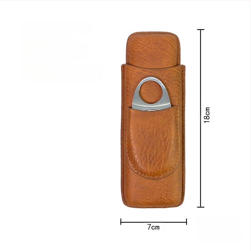 Laos olev sigarikomplekt, kokkupandud sigarikäärid, isikupärastatud sigariniisutaja, sigarinahast ümbris, hoiustuskate