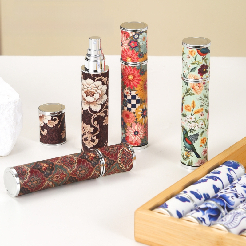 10 ml ėriuko odos vintažinio rašto odinis kvepalų buteliukas su spausdintu aukštos klasės nešiojamu kelioniniu purškimo buteliuku