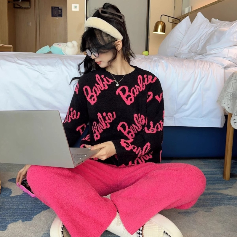 Naiste sügis- ja talvepaksendatud soe kootud ülikond, kus on koduriided, värvilised kommid triibuliste lilledega pehmete pidžaamadega