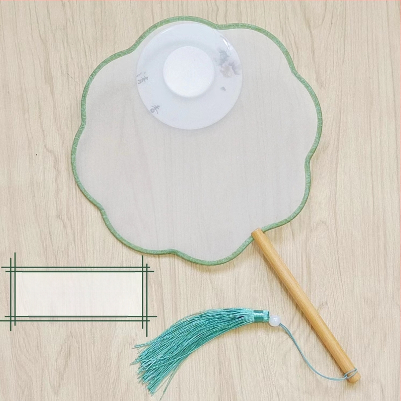 Traditsiooniline ümmargune lehvik tikandiaplikatsiooniga, käeshoitav lillelehvik, lehvikuribid, poolläbipaistev siiditaoline lehvikupind, ärikingitus