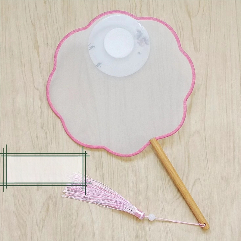 Traditsiooniline ümmargune lehvik tikandiaplikatsiooniga, käeshoitav lillelehvik, lehvikuribid, poolläbipaistev siiditaoline lehvikupind, ärikingitus