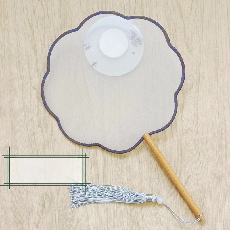 Traditsiooniline ümmargune lehvik tikandiaplikatsiooniga, käeshoitav lillelehvik, lehvikuribid, poolläbipaistev siiditaoline lehvikupind, ärikingitus