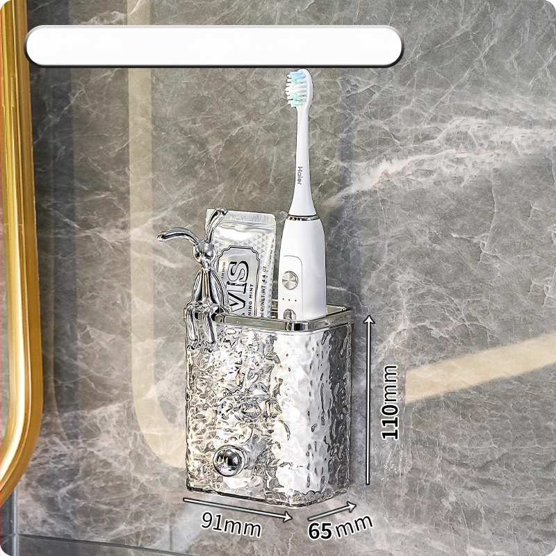 Tualetinis dantų šepetėlis, dantų pasta, šukų stovas, vonios kambarys be skylių, prie sienos tvirtinamas tualetas, praustuvas, skustuvas, supakuotas