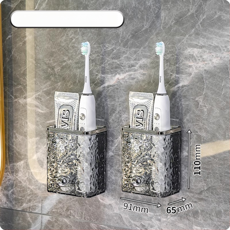 Tualetinis dantų šepetėlis, dantų pasta, šukų stovas, vonios kambarys be skylių, prie sienos tvirtinamas tualetas, praustuvas, skustuvas, supakuotas