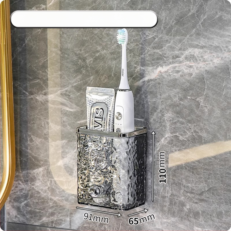 Tualetinis dantų šepetėlis, dantų pasta, šukų stovas, vonios kambarys be skylių, prie sienos tvirtinamas tualetas, praustuvas, skustuvas, supakuotas