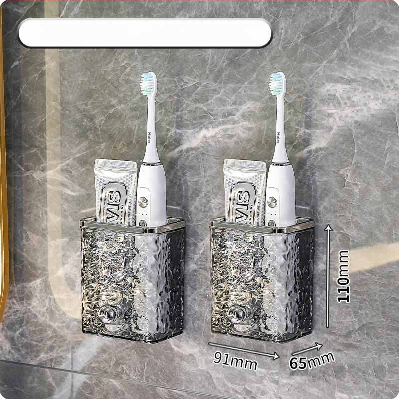 Tualetinis dantų šepetėlis, dantų pasta, šukų stovas, vonios kambarys be skylių, prie sienos tvirtinamas tualetas, praustuvas, skustuvas, supakuotas