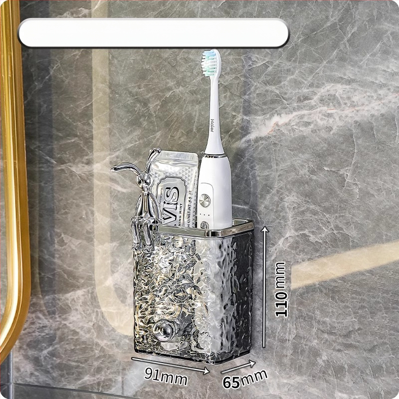 Tualetinis dantų šepetėlis, dantų pasta, šukų stovas, vonios kambarys be skylių, prie sienos tvirtinamas tualetas, praustuvas, skustuvas, supakuotas