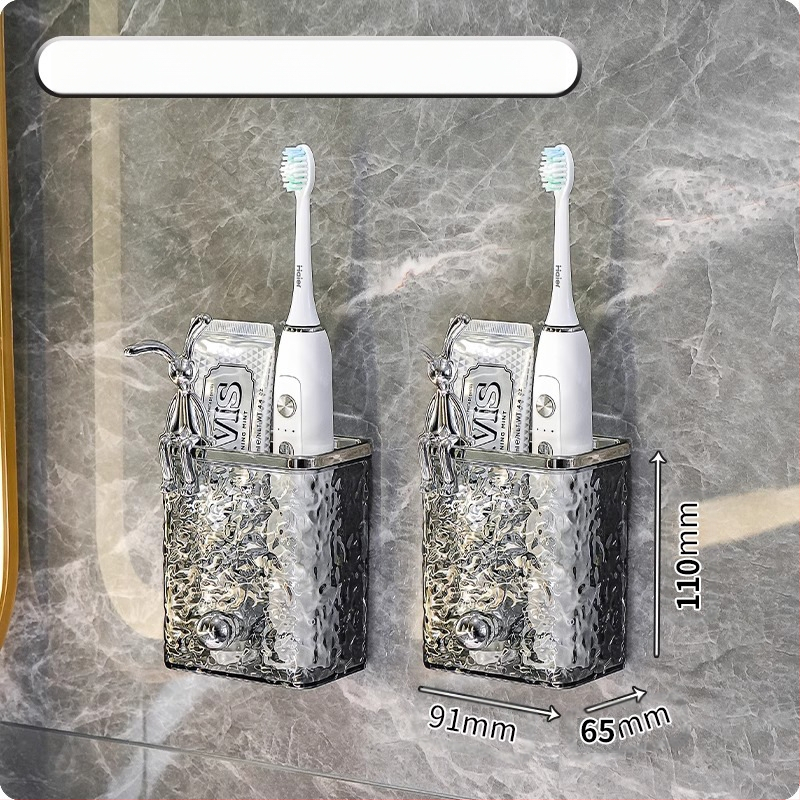 Tualetinis dantų šepetėlis, dantų pasta, šukų stovas, vonios kambarys be skylių, prie sienos tvirtinamas tualetas, praustuvas, skustuvas, supakuotas