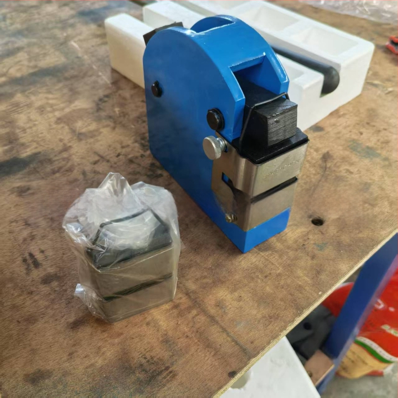 Ръчна метална преса за оформяне на ръбове SS-18 (Edge press) – модел SS-18; тип: преса; тегло: 5.5 кг; моторна мощност: 0 кВт