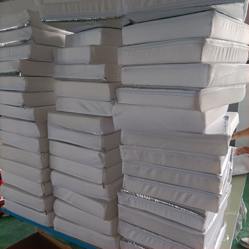 Husă de umbire pentru luminator RV - folie de aluminiu; montaj Card-in; greutate 200 g; potrivit pentru acoperiș; imprimare logo disponibil