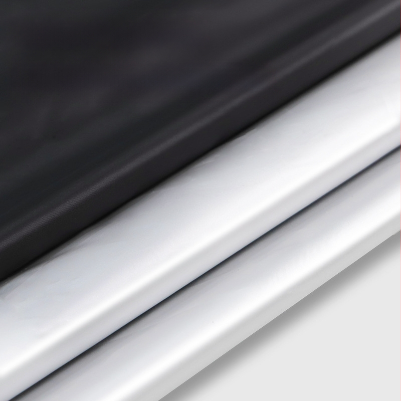 Umbra auto pentru parbrizul frontal – folie de aluminiu, montaj telescopic, acoperire pentru zona frontală; personalizare disponibilă și imprimare de logo