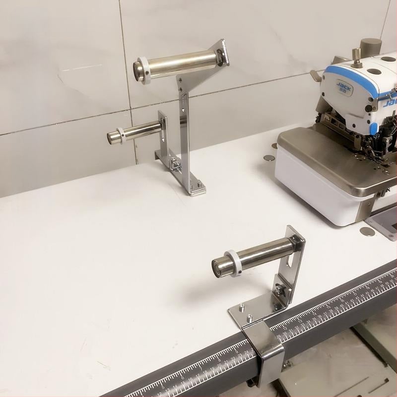Industrijski overlock šivaći stroj za apliciranje elastičnog pojasa, šivanje na području vrata i struka, ravni stol