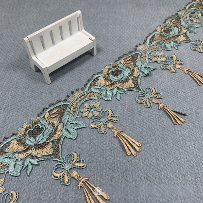 Poliesterio siuvinėta kutelė su brūkšninių kodų dizainu drabužiams ir namų tekstilėms