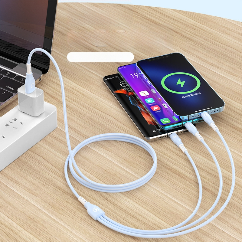 Rýchlonabíjací dátový kábel s trojitým konektorom, Huawei Type-C kompatibilný; rozhrania: Lightning, Micro USB, Type-C; dĺžka 1,2 m; materiál: TPE.