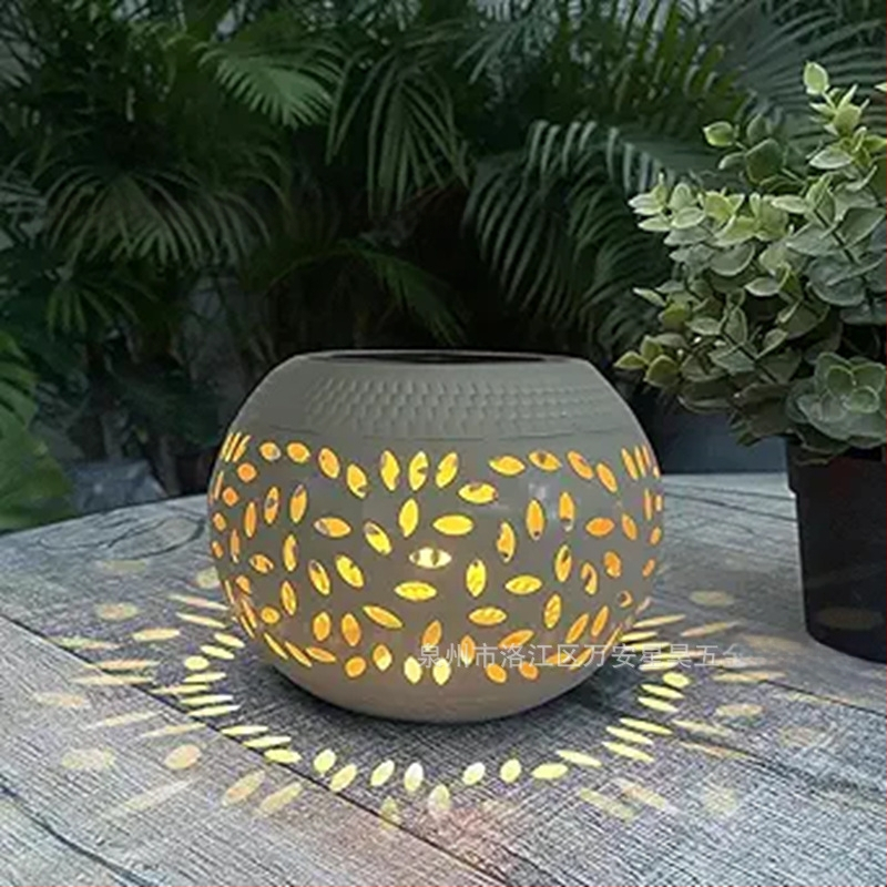 Päikesepõhine kraštovaizdžio lauko apšvietimas; medžiaga: geležis; šviesos šaltinis: saulės energija; IP65 apsauga; galia: 0,5 W