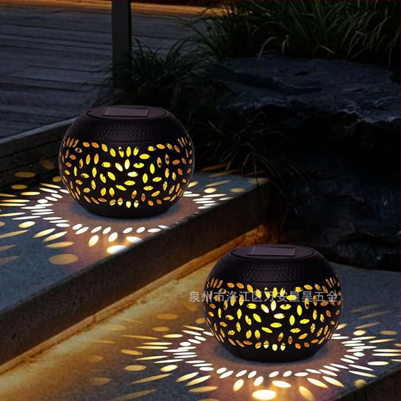 Päikesepõhine kraštovaizdžio lauko apšvietimas; medžiaga: geležis; šviesos šaltinis: saulės energija; IP65 apsauga; galia: 0,5 W