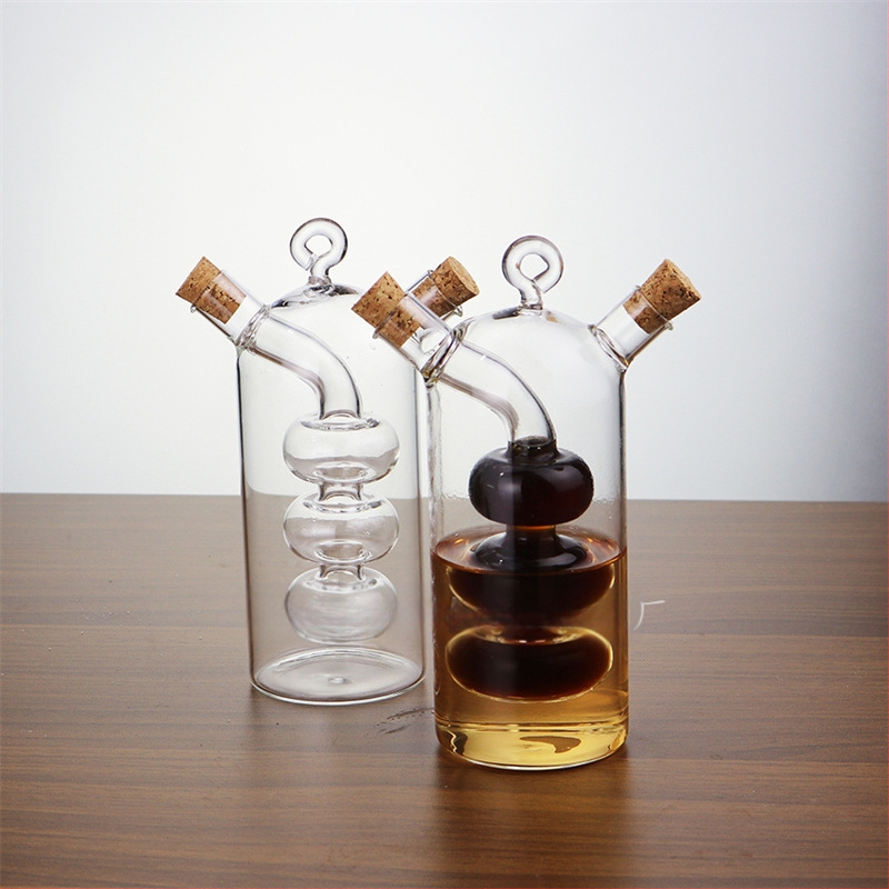 Dviejų sluoksnių karščiui atsparus stiklo aliejaus indas su kamštinio dangteliu, dvigubo naudojimo aliejui ir padažui, šiuolaikinis minimalistinis stilius, logotipo spausdinimo galimybė