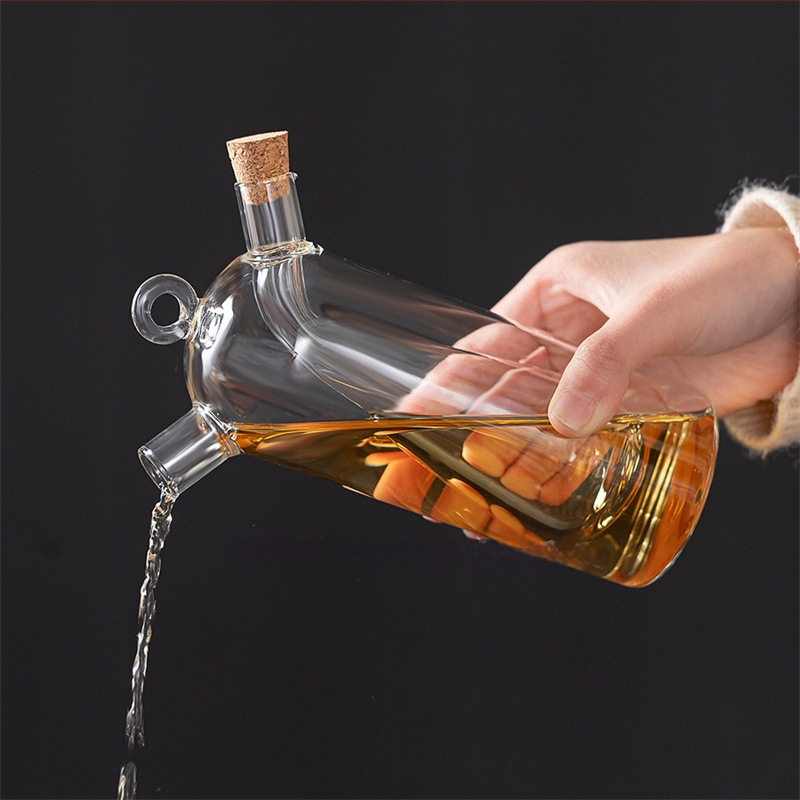 Dviejų sluoksnių karščiui atsparus stiklo aliejaus indas su kamštinio dangteliu, dvigubo naudojimo aliejui ir padažui, šiuolaikinis minimalistinis stilius, logotipo spausdinimo galimybė