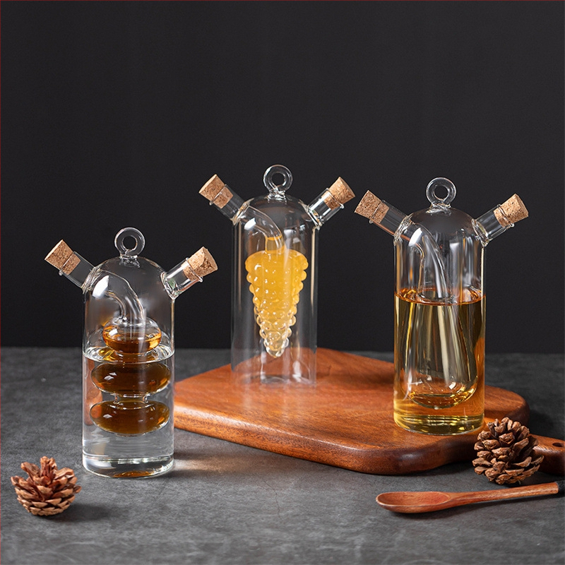 Dviejų sluoksnių karščiui atsparus stiklo aliejaus indas su kamštinio dangteliu, dvigubo naudojimo aliejui ir padažui, šiuolaikinis minimalistinis stilius, logotipo spausdinimo galimybė