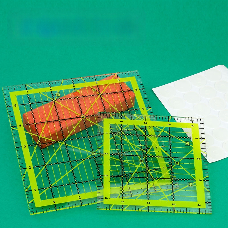 Ъглова линейка за пачпърк шиене, пластмасова, с инчова скала и двуцветни мрежести линии за квилтинг