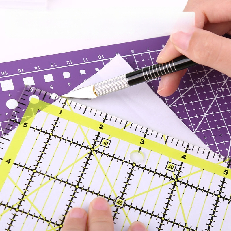 Ъглова линейка за пачпърк шиене, пластмасова, с инчова скала и двуцветни мрежести линии за квилтинг