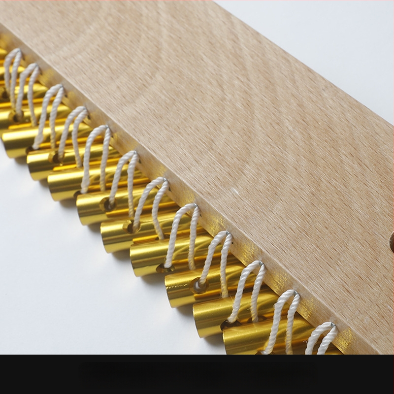 Mediniai vėjo varpeliai rinkinys su 25 tonų ir 36 tonų varpeliais, medinis garso medis su laikikliu ir 20 varpų eilei; vaikams nuo 7 iki 14 metų.